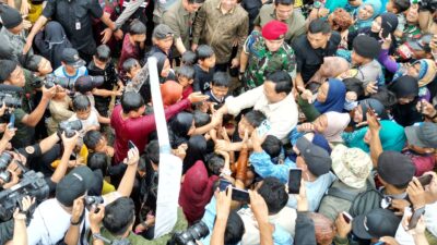 Prabowo Bersama Anak-Anak Menikmati Momen Bahagia Main Air Saat Meresmikan 9 Titik Air di Sukabumi