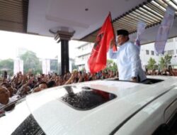 Prabowo’s Arrival in Bandung Welcomed with Percussion and Dance Parade