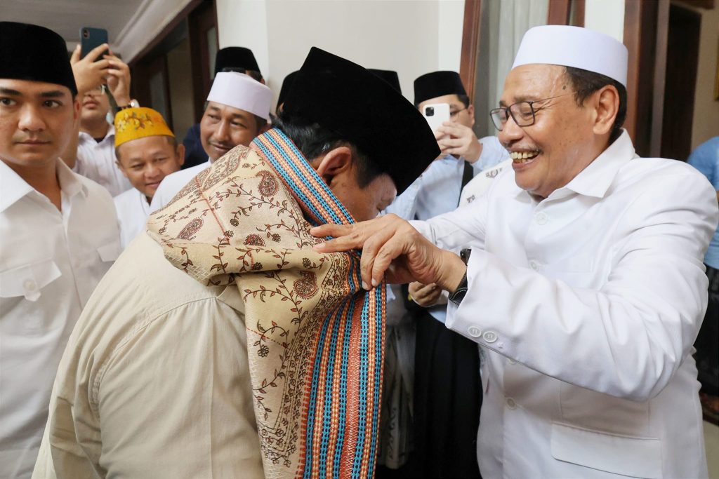 Pemimpin Pondok Pesantren Buntet Cirebon Memberikan Dukungan kepada Prabowo-Gibran dalam Pemilihan Presiden 2024