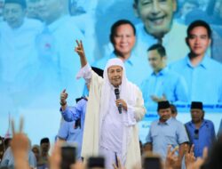 Prabowo dan Relawan Bershalawat Bersama Habib Luthfi di Serang