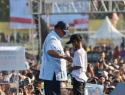 Anak Warga Memberi Momen Prabowo Cemilan Kacang Oven Saat Orasi di Medan