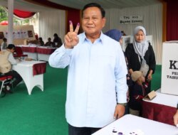 Prabowo Subianto Memilih di TPS 033 Bojong Koneng sambil Berpose dengan Salam Dua Jari