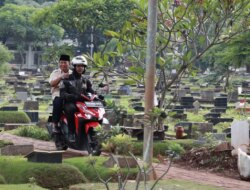 Prabowo Subianto Menggunakan Motor saat Ziarah ke Makam Sang Ayah setelah Pemilu dan Diterima oleh Ratusan Warga