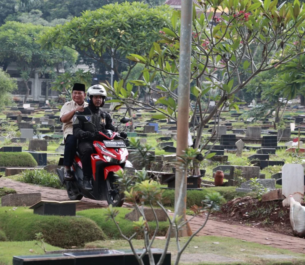 Prabowo Subianto Menggunakan Motor saat Ziarah ke Makam Sang Ayah setelah Pemilu dan Diterima oleh Ratusan Warga