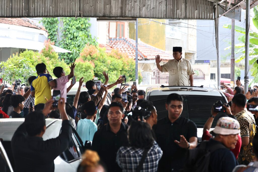 Prabowo Subianto Mengunjungi Makam Habib Ali Kwitang dan Disambut Oleh Ratusan Warga