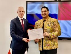 Menpora Dito bertemu dengan Menpora Rusia, menyerahkan surat titipan dari Prabowo Subianto kepada Putin