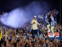 Prabowo Enjoying the Rain, Dancing with 80 Thousand People in Manado