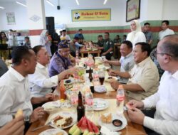 Prabowo Subianto Berkesempatan Makan Bakso di Cimahi, Bernyanyi Bersama dan Disambut Meriah oleh Warga