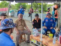 Dadang Sang Bacabup Menemui Tim SAR di Pantai Pangandaran