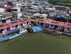 Prabowo Subianto Distributes Floating Homes to Jakarta Fishermen’s Village, Receives Thanks