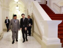 Prabowo Subianto Congratulates and Discusses Defense Cooperation during Meeting with Singapore’s New Prime Minister