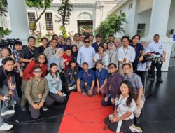 The Palace Reporters Pose for a Group Photo with Prabowo Subianto, Sporting Sunglasses