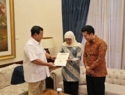 Prabowo Subianto Hands Over Endorsement Letter for Candidate for East Java Governor