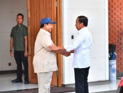 Prabowo Subianto Mendekati Jokowi di Bandara Halim, Sampaikan Ucapan Selamat Ulang Tahun Secara Langsung