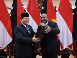 Heartwarming Moments as Prabowo Subianto Says Goodbye to the Prime Minister of Papua New Guinea After a Visit to the Ministry of Defense