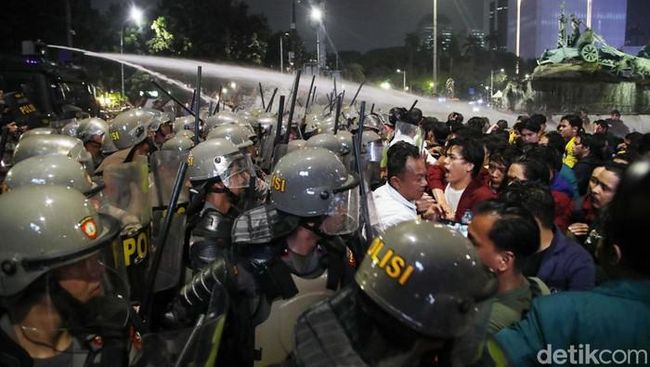 Kericuhan Terjadi saat Demo Patung Kuda, Polisi Menembakkan Water Cannon: Ini Kronologinya