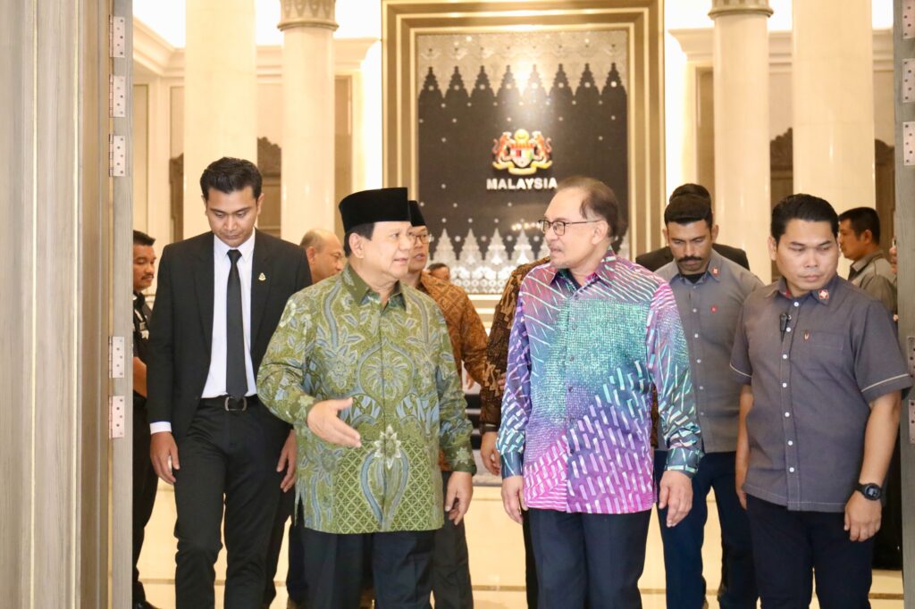 Prabowo Subianto Invites Anwar Ibrahim to His Inauguration, Reuniting Two Longtime Friends