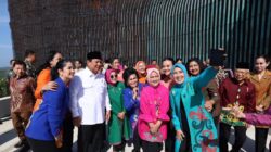 Fun Moment: Prabowo Subianto Snaps a Selfie with Iriana and Mothers at IKN