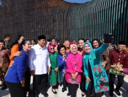 Fun Moment: Prabowo Subianto Snaps a Selfie with Iriana and Mothers at IKN