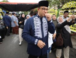 Anies Baswedan Menyambangi Rumah Duka dan Menggambarkan Faisal Basri sebagai Sosok Pejuang