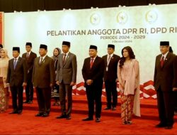 Prabowo Subianto dan Jokowi Bersama-sama Naik Mobil Kepresidenan Menuju Pelantikan DPR Terpilih di RI 1