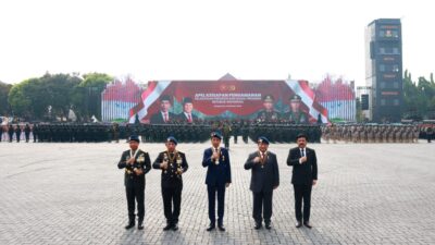 Jokowi and Prabowo Subianto Ride Together in Pindad Jeep to Review Troops at Presidential Inauguration Security Event