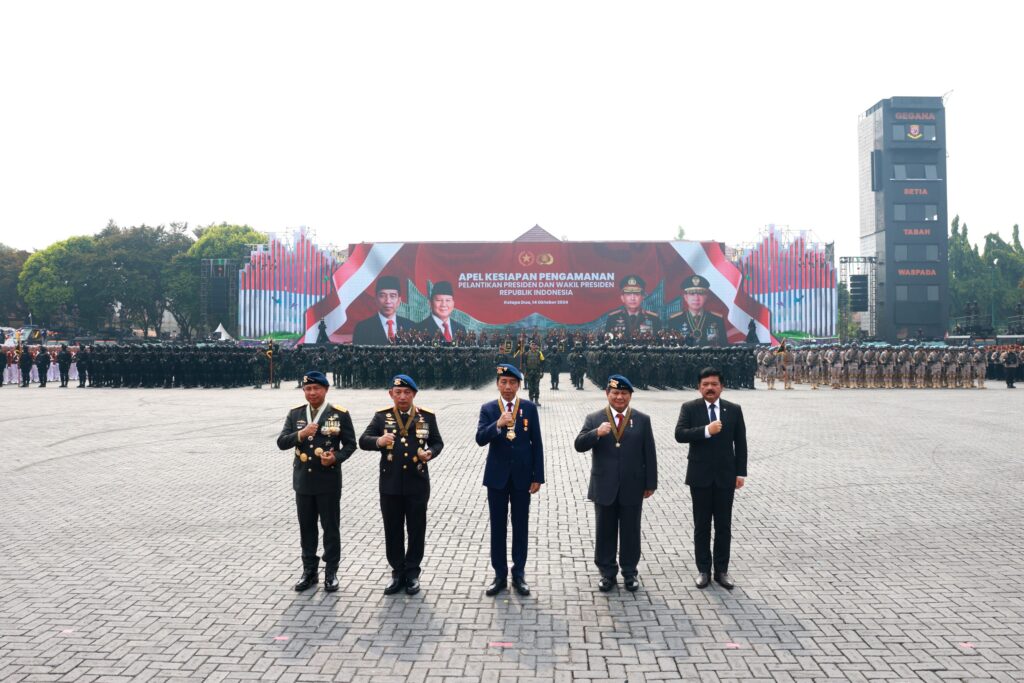 Jokowi and Prabowo Subianto Ride Together in Pindad Jeep to Review Troops at Presidential Inauguration Security Event