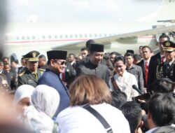 Prabowo Subianto accompanies Jokowi to Halim and wishes him the best for the future.