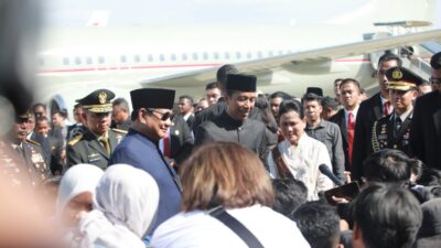 Prabowo Subianto accompanies Jokowi to Halim and wishes him the best for the future.