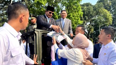 Citizens’ Tears of Joy and Prayers as They Meet Prabowo Subianto: “I Finally Got His Autograph”