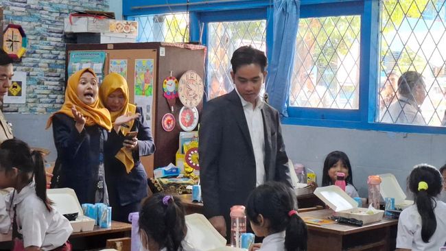 Gibran ‘Blusukan’ Langsung Uji Coba Makan Gratis Bersama Bak Jokowi